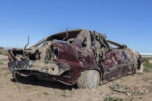 Auto, das nach dem Hurrikan in einer Stange zerstört wurde, zerschmettertes Auto foto