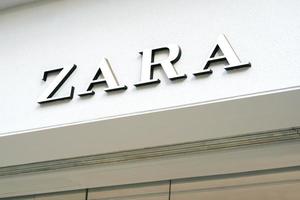 logo zara einzelhandelsgeschäft außen foto