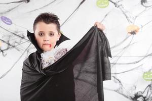 Fröhliches Halloween. lustiger Junge, der als Vampir verkleidet ist foto