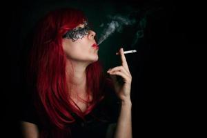 Frau, die eine Zigarette raucht foto