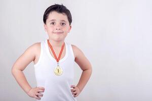 glücklicher kleiner Junge mit goldener Medaille foto