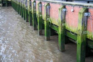 alter Pier aus Holz und Ziegeln foto