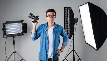 Porträt eines jungen asiatischen Fotografen foto