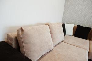 zweifarbiges Sofa-Ecksofa im hellen Raum foto