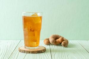 leckeres süßes Getränk Tamarindensaft und Eiswürfel foto