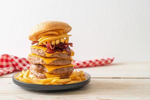 Schweinefleischburger mit Käse, Speck und Pommes frites foto