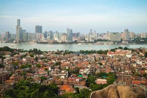 blick auf das stadtgebiet, xiamen vom berg lit kong giam auf der insel gulangyu foto