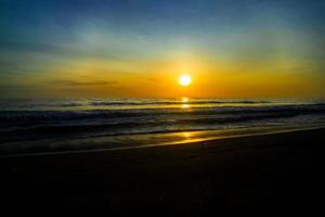 schöner sonnenuntergang über dem meer mit buntem himmel foto