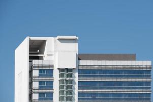 Ein Teil der modernen städtischen Glasmischgebäude ist bei blauem Himmel und gutem Wetter foto