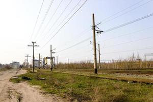 richtige Autos auf der Eisenbahn an einem sonnigen Tag foto