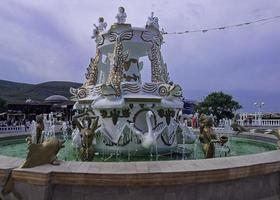 großer schöner brunnen im dorf kabardinka in russland foto