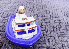 schönes Kinderspielzeug Plastikschiff blau und weiß foto
