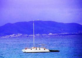 Dampfschiff ohne Segel zum Meer foto