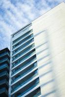 blaues einfarbiges Bild eines modernen mehrstöckigen Gebäudes. foto