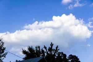 Wolken und Hintergrund des blauen Himmels mit Kopienraum foto