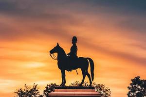 die reiterstatue von könig chulalongkorn rama 5 reitpferd über natursonnenuntergang himmelshintergrund.