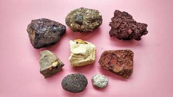 Exemplar vulkanischer Eruptivröcke, Schlacken und Bimsstein, schwarze, weiße und bräunlich-rote Farbe aus Indonesien. Basaltlava, Eisenoxidation bei Eruptionen. Identifizierung von Gesteinen und Mineralien foto