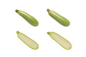 grüne Zucchini isoliert ganz und halbiert foto