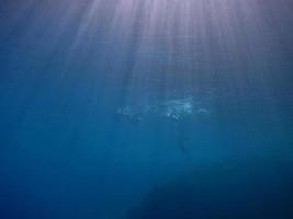 sonnenstrahlen im meer foto