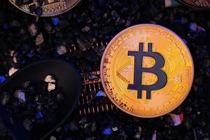 bergbau von bitcoin kryptowährung auf leiterplatte.virtuelles geld.blockkettentechnologie.bergbaukonzept foto
