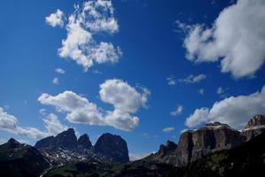 gebirge und weisse wolken foto