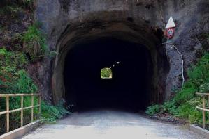 Tunnel in einem Berg foto