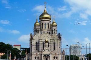 Stadtbild mit Blick auf die Kirche. Wladiwostok, Russland foto