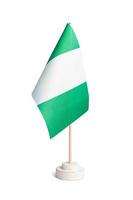 kleine Tischflagge von Nigeria isoliert auf weißem Hintergrund foto