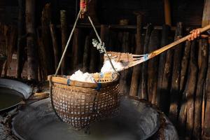 herstellung von natürlichem steinsalz durch kochen von salzlösung aus dem sinthao-salzteich im kleinen dorf nan, thailand foto