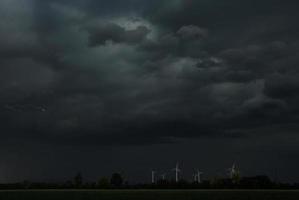 Windmühlen mit Wolken und Blitzen foto