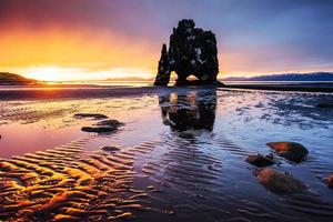 hvitserkur 15 m Höhe. ist ein spektakulärer felsen im meer an der nordküste von island. Dieses Foto spiegelt sich nach Mitternachtssonnenuntergang im Wasser.