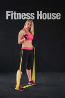 fitte Frauenübung im Fitnessstudio mit elastischen Bändern