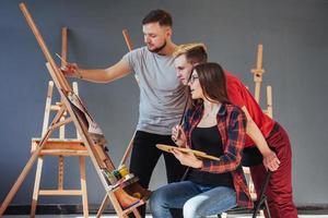 Gruppe von Schülern, die im Kunstunterricht malen foto