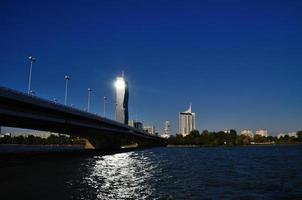 Turm Sonneneinstrahlung auf der Donau foto