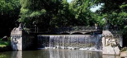 Altes Schloss mit Wasserfall und Statuenpanorama foto