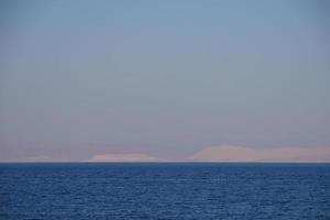 Meer und Berge am Horizont foto