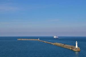 Leuchtturm mit Schiff in Dover foto