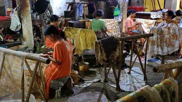 Aktivität zur Herstellung von Batik, Kreation und Design von weißem Stoff mit Canting und Wachs durch Schlagen über den Stoff, Pekalongan, Indonesien, 7. März 2020 foto