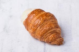 französisches Croissant auf hellem Hintergrund foto