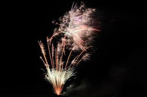 hohes buntes feuerwerk foto