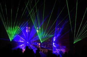 lasershow mit blaugrünem glühen foto