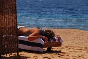 Bikini-Mädchen am Sandstrand und Meer in Ägypten foto