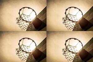 Basketballkorb aus Holz bei Sonnenuntergang. foto