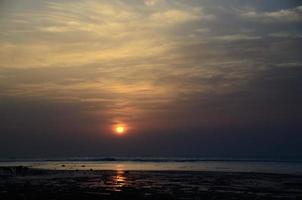 Sonnenaufgang am Meer mit Riff foto
