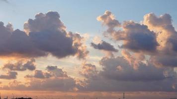 die schöne Aussicht auf den Sonnenuntergang mit der Silhouette und dem bunten Wolkenhimmel in der Stadt foto