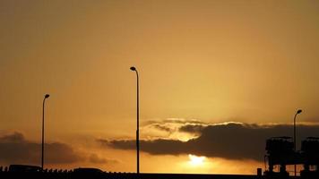 die schöne Aussicht auf den Sonnenuntergang mit der Silhouette und dem bunten Wolkenhimmel in der Stadt foto