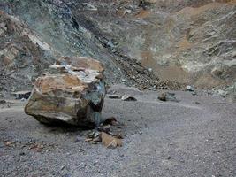 großer Steinbruch für die Kiesgewinnungsindustrie mit einem Felsen foto