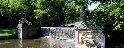 schöner Blick auf einen Wasserfall im Schlosspanorama foto