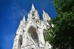 weiße kirche blauer himmel foto