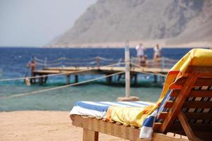 Holzliege am Strand mit Blick auf das Meer in Ägypten foto